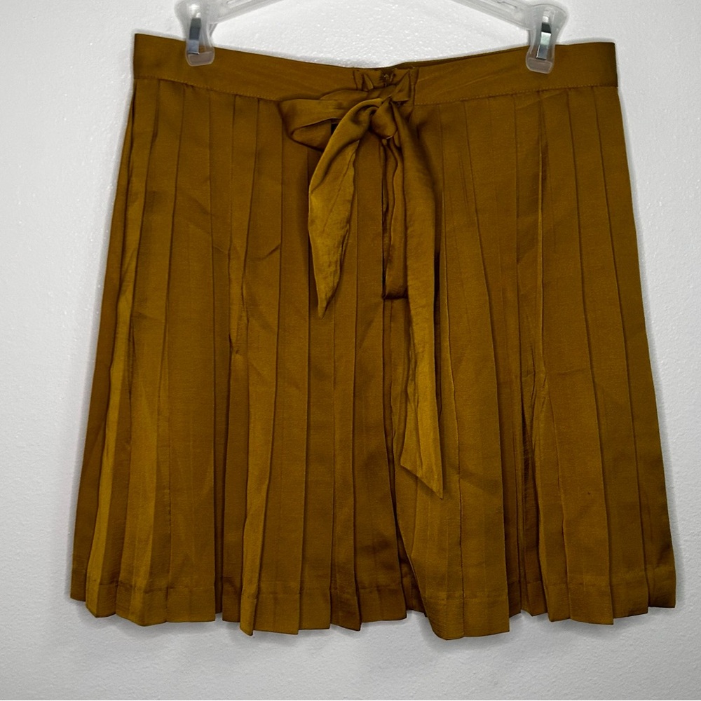 NWT Gap gold pleated bow back detail skirt - Picture 3 of 7
